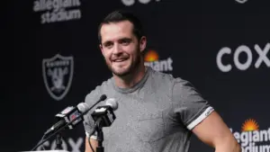 Cựu tiền vệ Raiders Derek Carr gia nhập ban huấn luyện UCLA