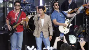 Jonas Brothers biểu diễn tại lễ khai mạc NFL ở Melbourne