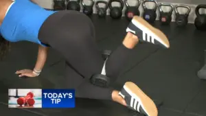 Bài tập Leg Lifts với động tác Đá chân sau giúp săn chắc gân kheo và cơ mông