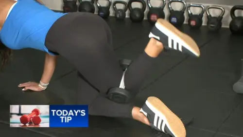 Bài tập Leg Lifts với động tác Đá chân sau giúp săn chắc gân kheo và cơ mông