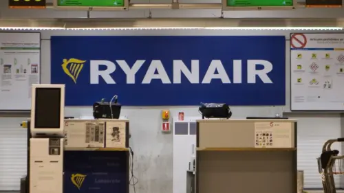 Bộ phận động cơ vỡ tung cửa sổ máy bay Ryanair, hành khách bị hút ra ngoài