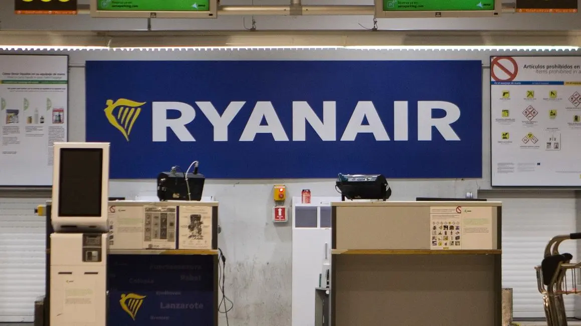 Bộ phận động cơ vỡ tung cửa sổ máy bay Ryanair, hành khách bị hút ra ngoài