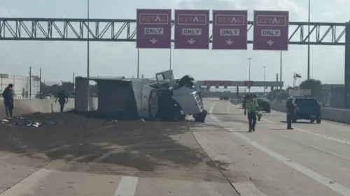 Xe tải lật trên đường cao tốc East Sam Houston Tollway, gây ùn tắc giao thông