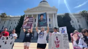 Gia đình ở California kêu gọi thay đổi Dự luật 57 tại cuộc biểu tình ở Tòa Capitol Tiểu bang