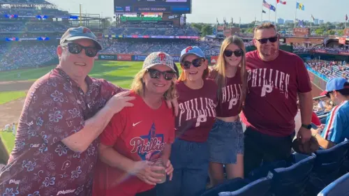 Người hâm mộ Phillies đoàn tụ với gia đình từ Vương quốc Anh gặp tại London Series