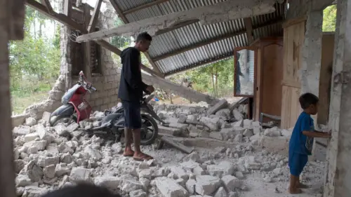 Indonesia: 6 thi thể được tìm thấy sau động đất, nâng số người chết lên 53