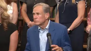 Thống đốc Texas Greg Abbott yêu cầu tòa án bác bỏ yêu cầu dẫn độ của Minnesota đối với một viên chức ICE