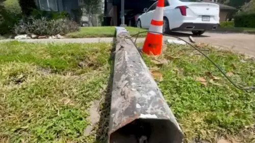 Cột đèn đường hư hại do xe tông ở Houston bị bỏ lại nhiều tuần cho đến khi ABC13 can thiệp