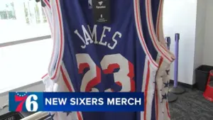 Hàng trăm người hâm mộ xếp hàng mua áo đấu LeBron James của đội 76ers