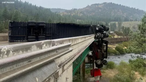 Xe đầu kéo gặp nạn trên xa lộ I-80 gần biên giới California-Nevada, xe rơi khỏi cầu