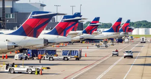 Hành khách Delta sơ tán bằng cầu trượt sau khi hạ cánh khẩn cấp ở Atlanta
