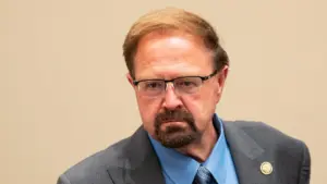 Nghị sĩ Chuck Edwards rút khỏi cuộc tái tranh cử sau đề nghị kỷ luật vì cáo buộc quấy rối