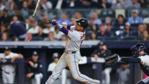 Fan kiện New York Yankees 10 triệu đô vì bị đánh trúng đầu bởi gậy bóng chày
