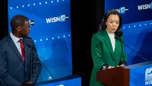 Ông Crowley thắng sít sao ở Wisconsin, âm mưu Iran dẫn đến việc đổi máy bay của ông Trump, và Amazon giao hàng trễ