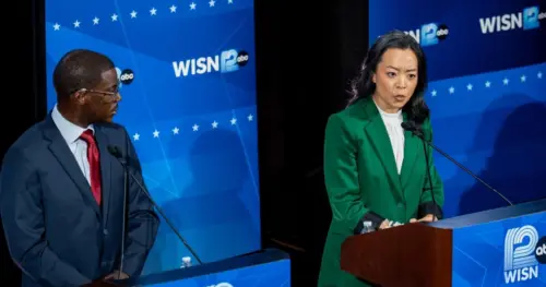 Ông Crowley thắng sít sao ở Wisconsin, âm mưu Iran dẫn đến việc đổi máy bay của ông Trump, và Amazon giao hàng trễ