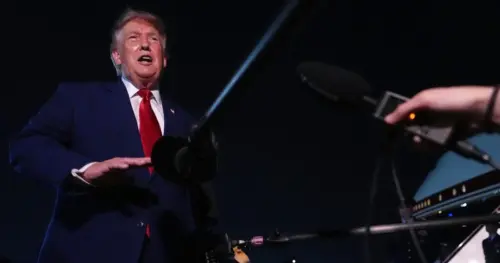 Tổng Thống Donald Trump xác nhận việc đổi máy bay bí mật