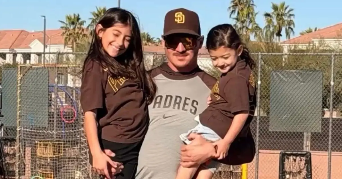 Quan chức huấn luyện viên đội bóng chày San Diego Padres bị ICE bắt giữ tại Texas