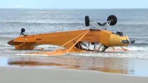 Phi công máy bay kéo banner thoát nạn sau khi rơi xuống biển gần New Smyrna Beach