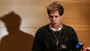 Milo Yiannopoulos bị trục xuất về Anh một ngày sau khi bị ICE bắt giữ