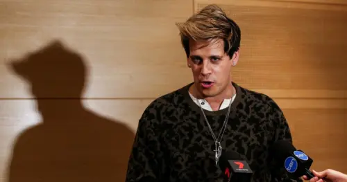 Milo Yiannopoulos bị trục xuất về Anh một ngày sau khi bị ICE bắt giữ