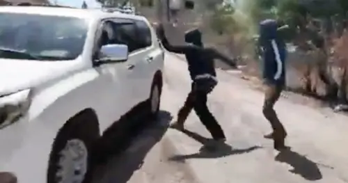 Phụ nữ Palestine và đội ngũ NBC News bị người định cư Israel tấn công ở Bờ Tây