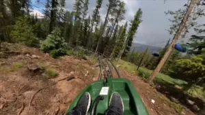 Phụ nữ tố bị văng khỏi xe trượt núi ở Colorado