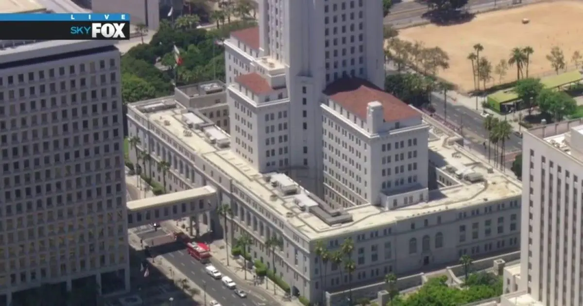 Tòa Thị Chính Los Angeles đóng cửa do điều tra vật liệu nguy hiểm