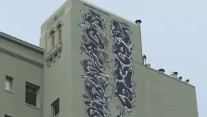 Hàng xóm ngạc nhiên khi thấy chữ vẽ trên nóc tòa nhà 12 tầng ở San Francisco