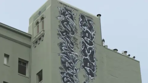 Hàng xóm ngạc nhiên khi thấy chữ vẽ trên nóc tòa nhà 12 tầng ở San Francisco