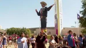 Big Tex diện trang phục mới do Cavender’s thiết kế trước Lễ hội Texas