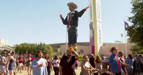 Big Tex diện trang phục mới do Cavender’s thiết kế trước Lễ hội Texas
