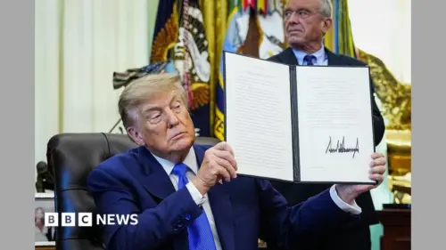 Tổng Thống Donald Trump Đưa Ra Tuyên Bố Sai Lệch Về Vắc-xin