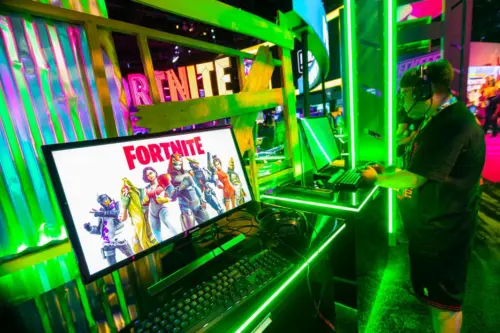 Trải nghiệm rides Millennium Falcon của Disney giờ đây kết nối với phần thưởng trong game Fortnite