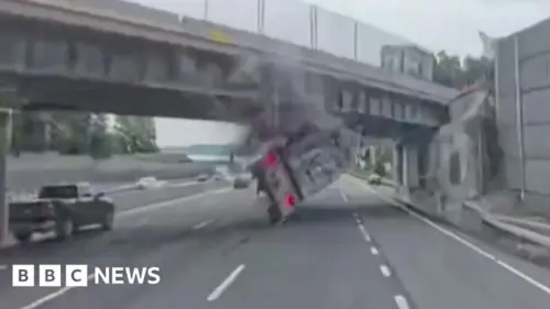 Video Dashcam Ghi Lại Khoảnh Khắc Xe Tải Đâm Sập Cầu Vượt Tại New York