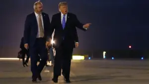 Tổng Thống Trump cho biết thỏa thuận mở eo biển Hormuz có thể đạt được sớm nhất là thứ Tư