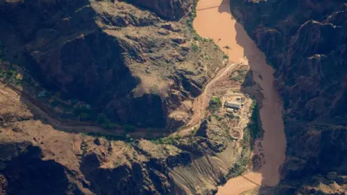 Khoảng 80 người được giải cứu trong lũ quét ở Grand Canyon, 2 người chết, 1 mất tích