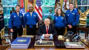 Tổng Thống Donald Trump Trao Huân Chương Không Gian Cho Phi Hành Đoàn Artemis II Tại Trung Tâm Vũ Trụ Johnson Ở Houston