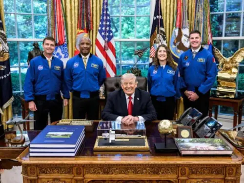 Tổng Thống Donald Trump Trao Huân Chương Không Gian Cho Phi Hành Đoàn Artemis II Tại Trung Tâm Vũ Trụ Johnson Ở Houston