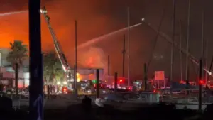 Cháy lớn tại tòa nhà gần Bến Du Thuyền Galveston