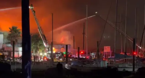 Cháy lớn tại tòa nhà gần Bến Du Thuyền Galveston