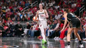 Caitlin Clark, Kelsey Mitchell giúp Indiana Fever thắng New York Liberty, vươn lên dẫn đầu miền Đông