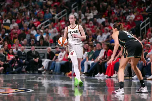 Caitlin Clark, Kelsey Mitchell giúp Indiana Fever thắng New York Liberty, vươn lên dẫn đầu miền Đông