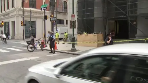 Một người đàn ông nguy kịch sau khi bị mảnh vỡ giàn giáo rơi trúng ở Trung tâm Thành phố Philadelphia