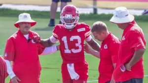 Cyrus Allen của Chiefs gặp chấn thương đầu gối, Xavier Worthy cũng bị đau vai