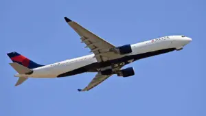 Chuyến bay Delta phải hạ cánh khẩn cấp tại London vì sự cố nhà vệ sinh