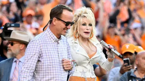 Peyton Manning tưởng nhớ Dolly Parton, nhấn mạnh sự mất mát của Tennessee
