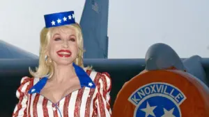 Trái tim yêu nước của Dolly Parton: Nữ hoàng nhạc Đồng quê đã vun đắp mối quan hệ đặc biệt với Quân đội Hoa Kỳ như thế nào