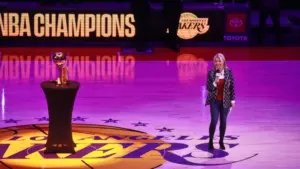 Tranh chấp gia đình Buss về kế hoạch bán cổ phần đội Lakers