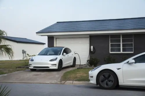 Mái nhà năng lượng mặt trời của Tesla đã đi đến hồi kết, đây là lý do