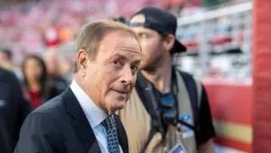 Bình luận viên Al Michaels bị chỉ trích vì phát ngôn về Donald Trump trong trận đấu NFL